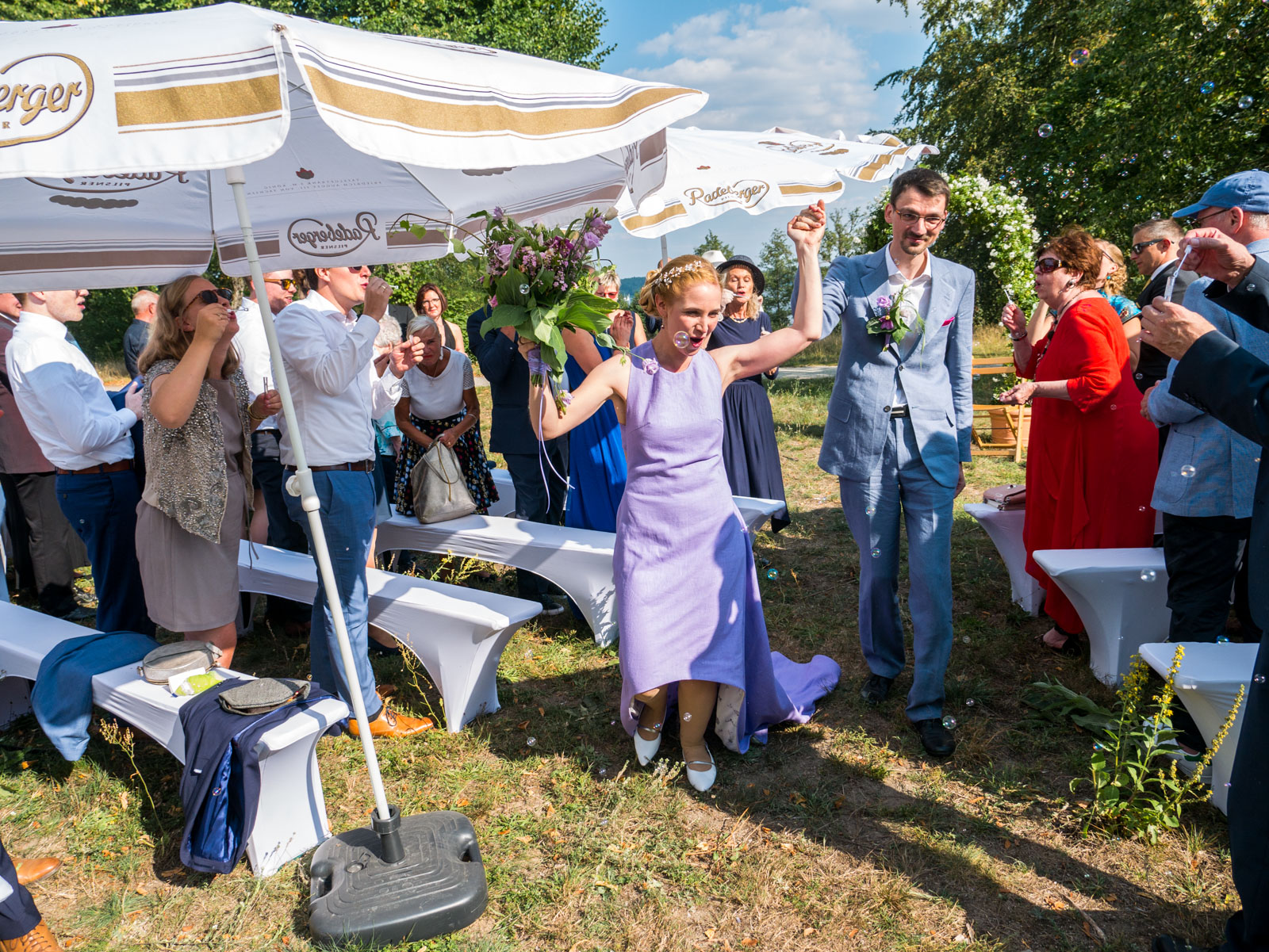 Braut jubelt nach der Zeremonie