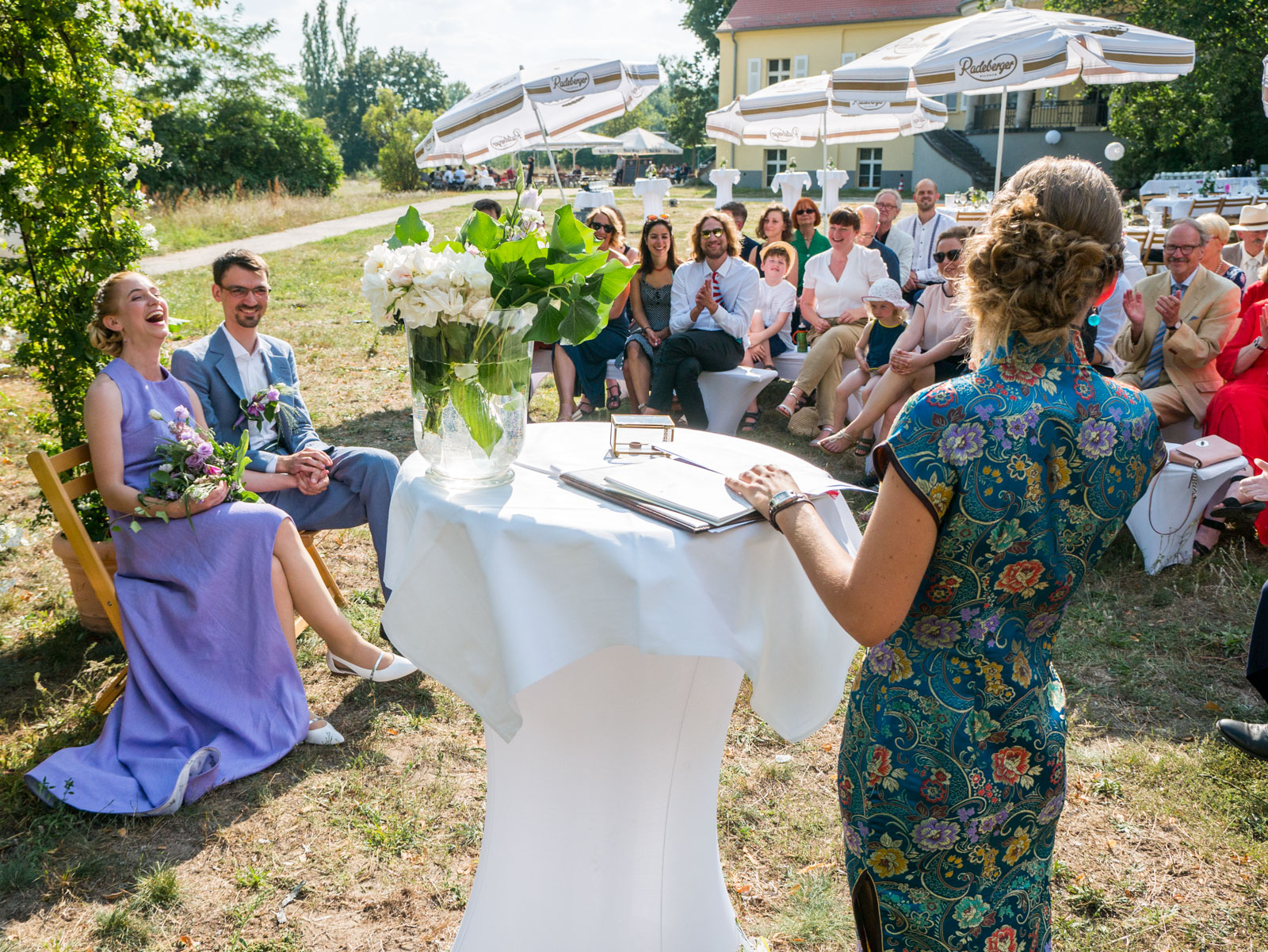 Freie Trauung im Freien – Standesbeamtin
