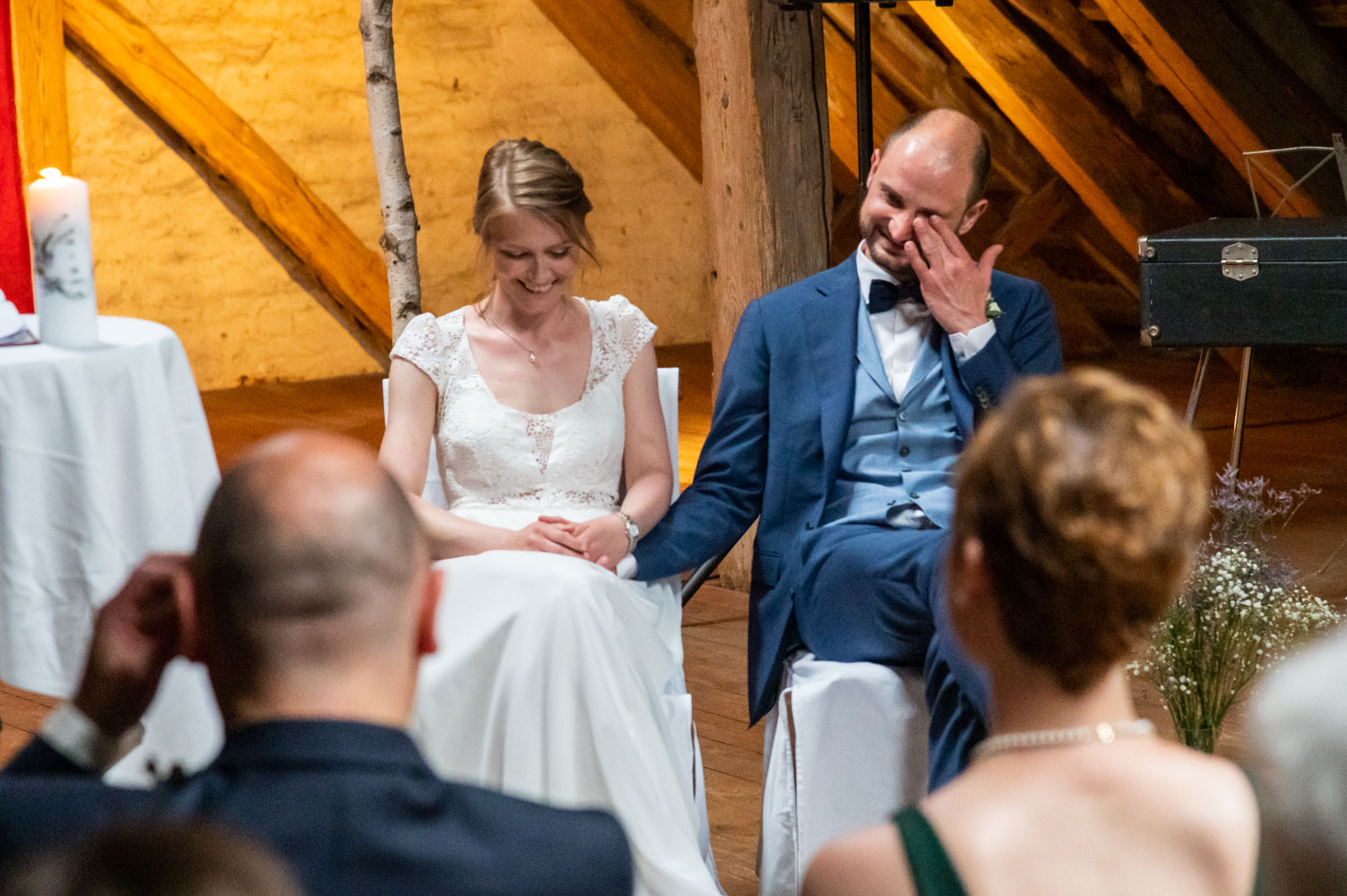Brautpaar in der Scheune – er wischt Tränen